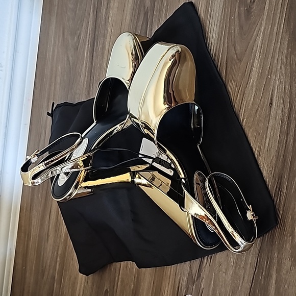 Metallic Rounded Toe Platform Pumps - Picture 5 of 5